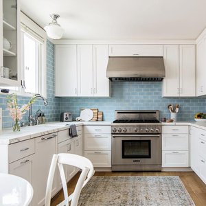 Ốp tường bếp thì nên chọn gạch gốm hay gạch bông?