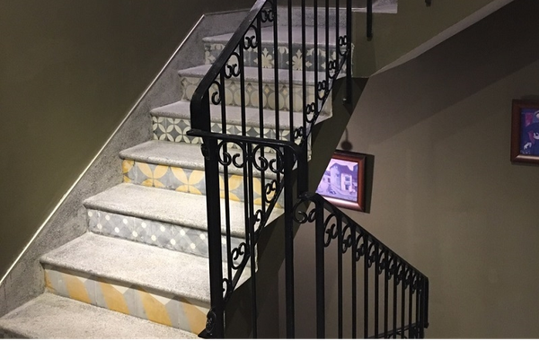 gạch bông trang trí cầu thang (2).png