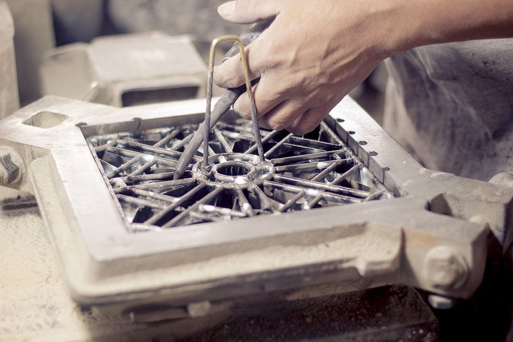 Đổ màu vào các hoa văn của khuôn gạch bông