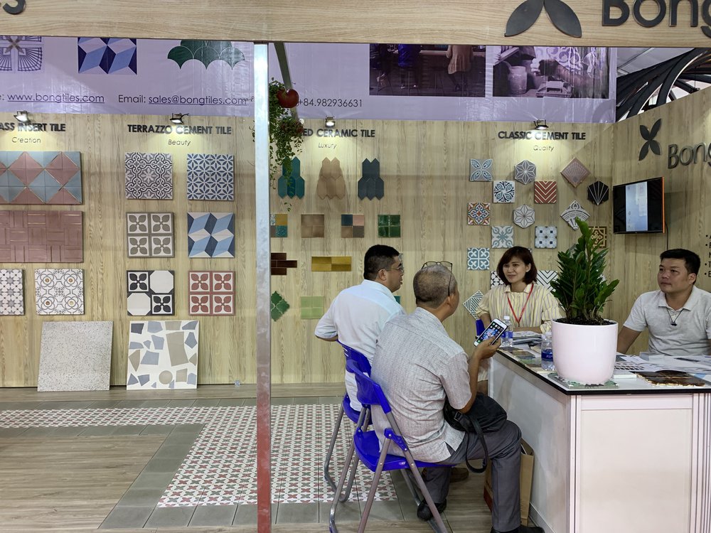 VietBuild 2019 - Khach hang tham quan gian hang gach bong nghe thuat BongTiles - 1.jpg