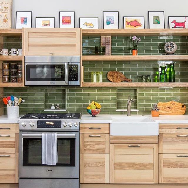 Nhà bếp dùng gach gốm chữ nhật xanh lá cây phối hợp gỗ đẹp lạ